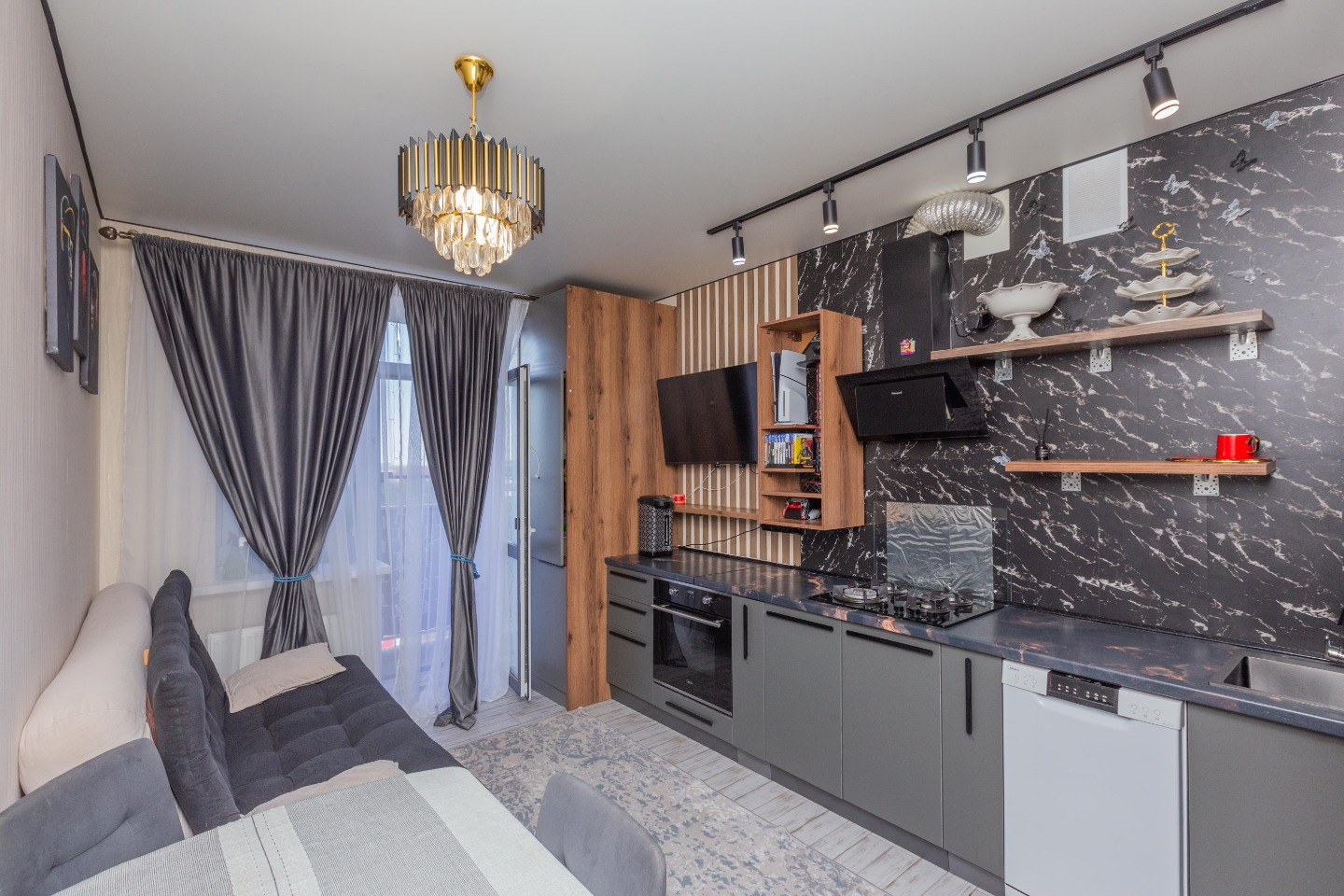 В продаже квартира общей площадью 43 кв. м с планировкой 2 ной квартиры.
Свежий Евроремонт в мягких тонах создают уют для проживания, а доступность всей инфраструктуры создаёт комфорт для жизни.
Это прекрасный выбор!
Инфраструктура прекрасно развита: бесперебойное маршрутное движение, прямые маршрут
